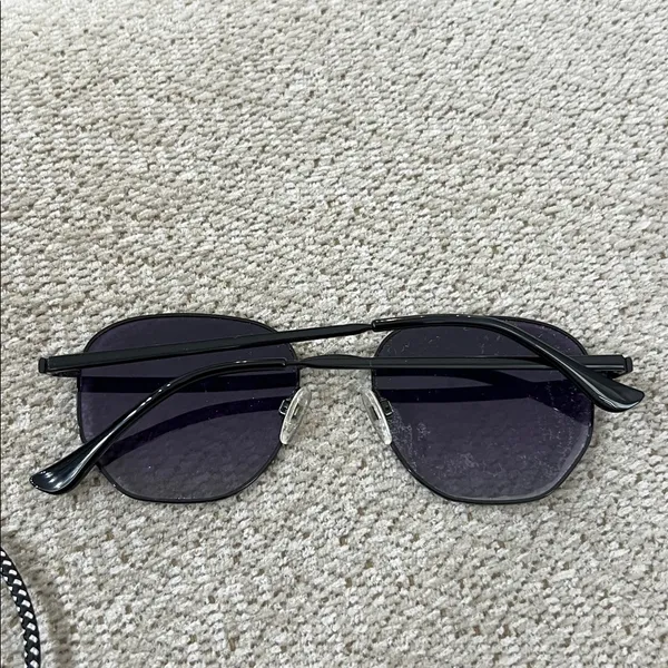 Quay Australia Bold Black Sunglasses frames - Image 4