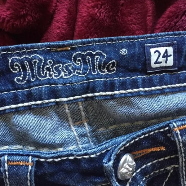 Fleur-De-Lis Sequin Rhinestone Embellished Cuffed Capri Jeans - Image 8
