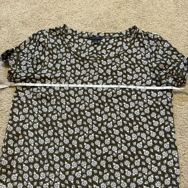 Ann Taylor olive floral drapey short sleeve shirt, size XS - Image 4