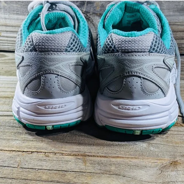 Saucony Marauder 3 women's size 9.5 Gray and green . - Image 4
