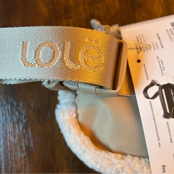Lole Beige Fleece Belt Bag 7.5” X 5.25 Zip Up Adjustable Strap - Image 4