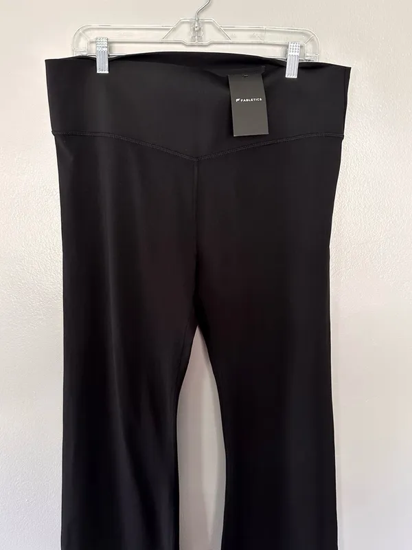 NWT Fabletics Oasis PureLuxe Kick Flare Leggings Black 3X Short - Image 2