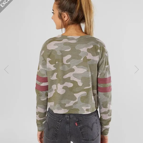 HP🎉NWT Cropped Camo T-shirt - Image 3