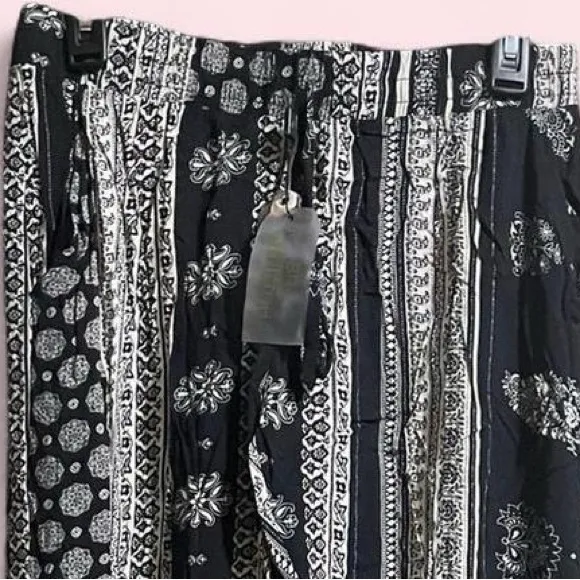 Black and White Patterned Pants Size L - Image 5
