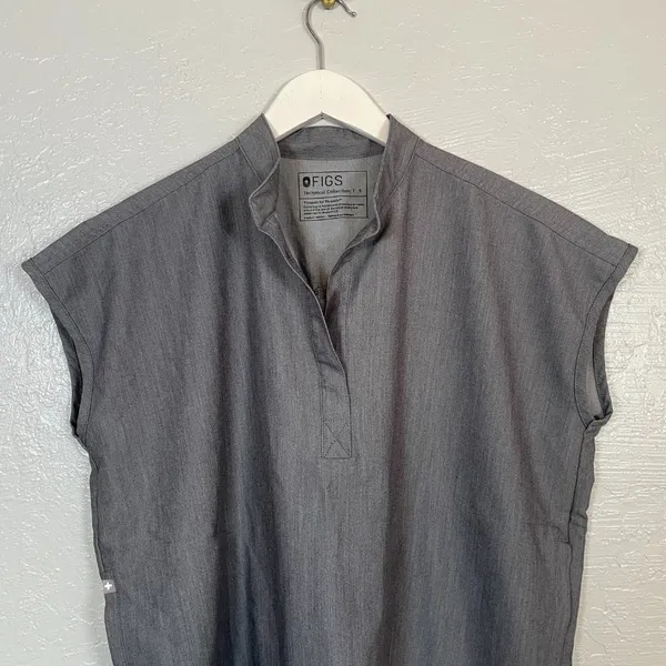 Figs Women S Graphite Gray Rafaela Oversized Scrub Top Shirt V Neck Pockets - Image 4