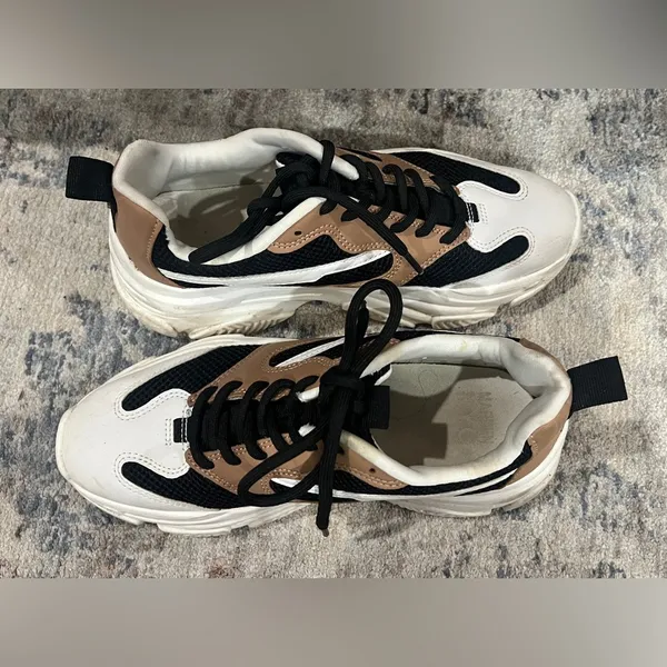 FINAL PRICE Steve Madden Stylish Black and Tan Women’s Sneakers - Image 7