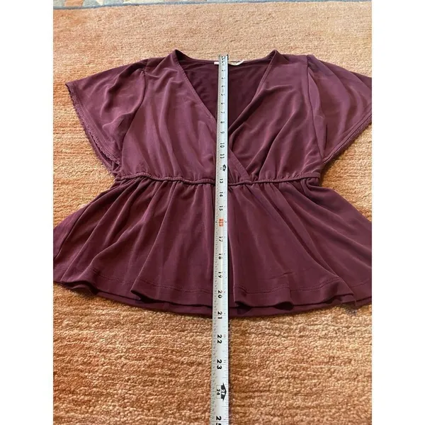 Francesca's MiAmi Top Womens Small Burgundy V-Neck Peplum Short Sleeve Woven - Image 4