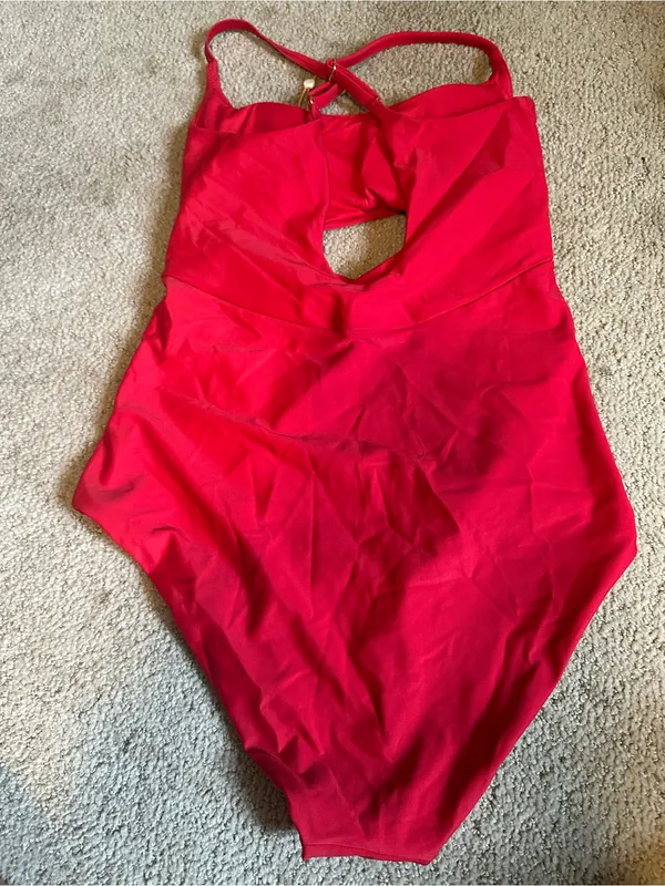 NWT Quince Italian Cut Out One-Piece Swimsuit cherry large - Image 4