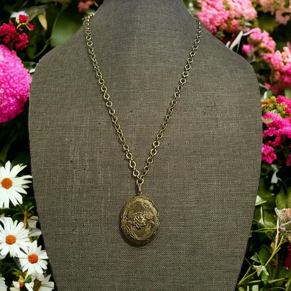Vintage Large Locket Pendant Necklace Gold - Image 2