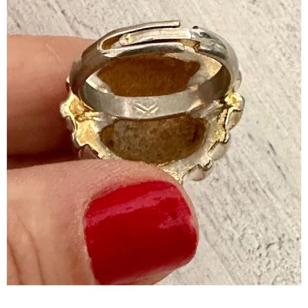 Cream/gold tone vintage cocktail ring - Image 3