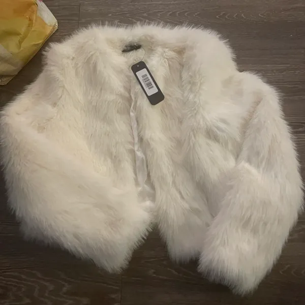 VICI NWT Hot List Faux Fur Jacket - Ivory. Size Small - Image 4