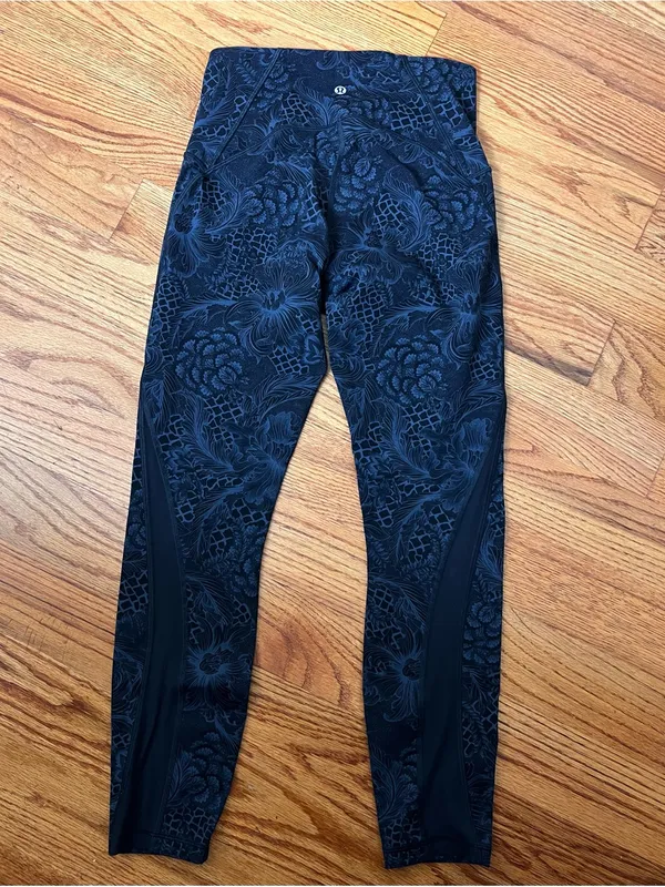 Lululemon Black and Navy Floral Print Legging - Image 5