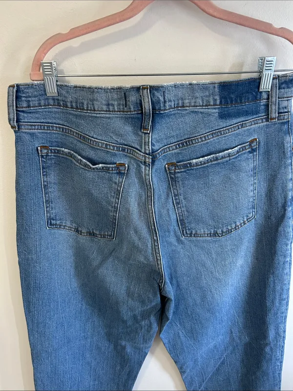 Abercrombie & Fitch The Mom High Rise Jeans - Image 4