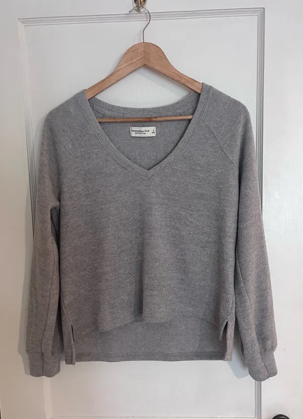 Abercrombie Grey Sweater V-Neck Small - Image 4