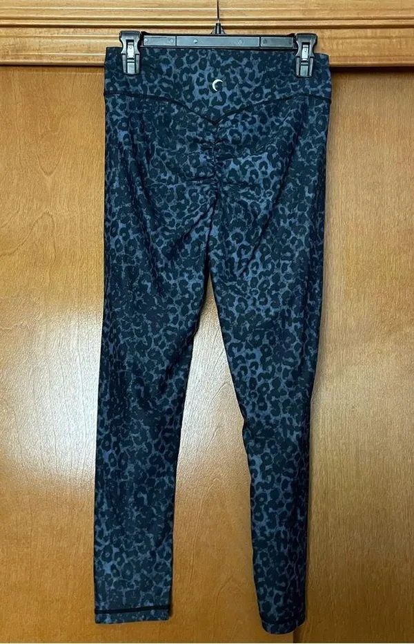 Zyia Active Stone Leopard Scrunchy Light n Luxe Leggings Size 8-10 Workout - Image 4