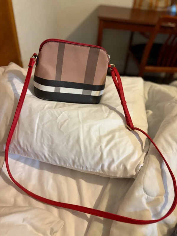 Cute And Classic Crossbody Purse With Plaid Design. - Image 11