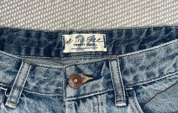 Free People Faded Blue Medium Wash Distressed Long Denim Cut Off Shorts Sz 24 - Image 4