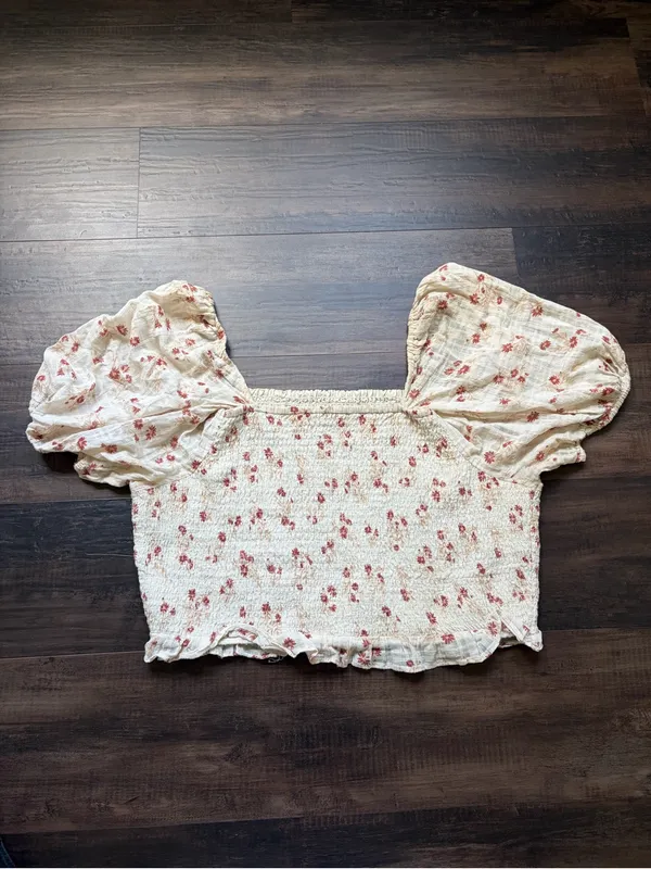 American Eagle Outfitters XXL Cream Crop Top with Pink Floral Print - Image 4