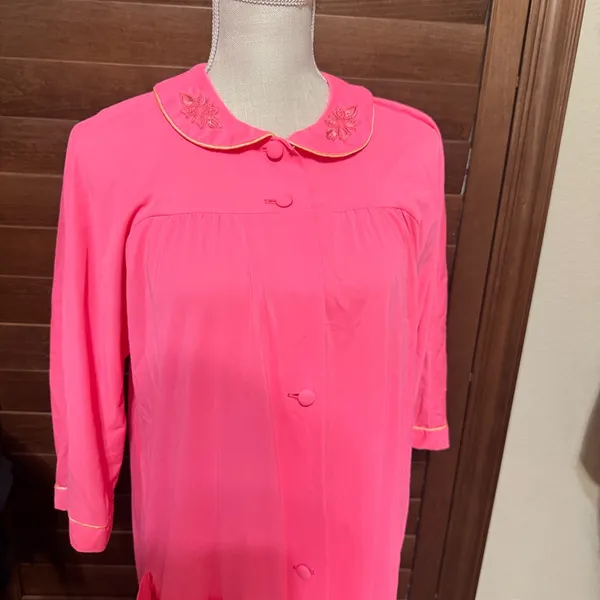 Vintage Neon Pink Nylon Robe Housecoat sz‎ M Floral Embroidery Long MCM grandma - Image 2