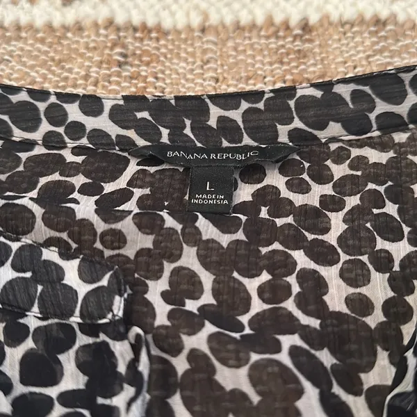 Banana Republic Black and White Sheer Patterned Blouse Size Large - Image 2