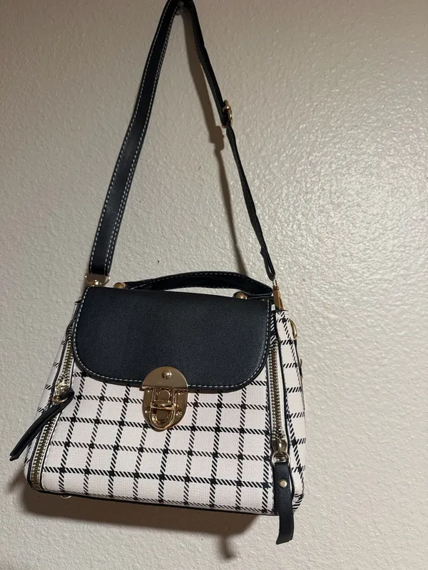 Stylish and elegant handbag in good condition. Perfect for everyday use, work, shopping, or going out. Spacious enough to carry your essentials and easy to match with different outfits. Please check the photos for the exact condition and details. - Image 3