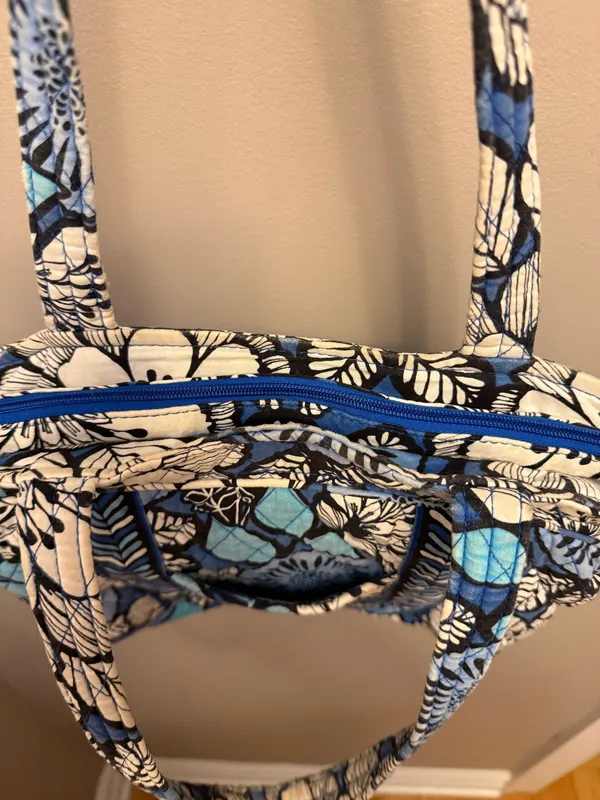 The Vera Bradley Blue White Black Floral Quilted Shoulder Bag - Image 5