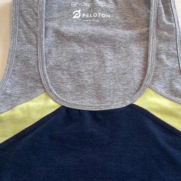 Beyond‎ Yoga Peloton Womens Medium Colorblock Crop Tank Top Navy Gray Neon Logo - Image 2