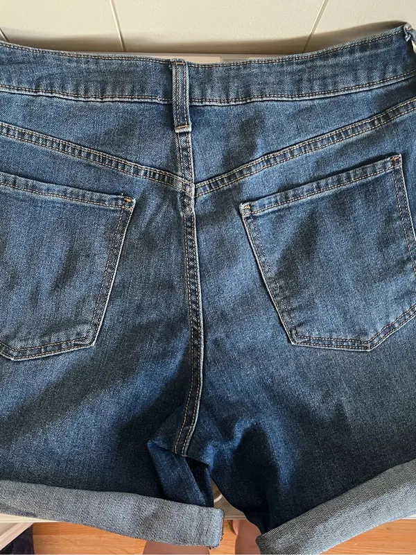 Old Navy Blue Denim Cuffed Jean Women’s Shorts - Image 8
