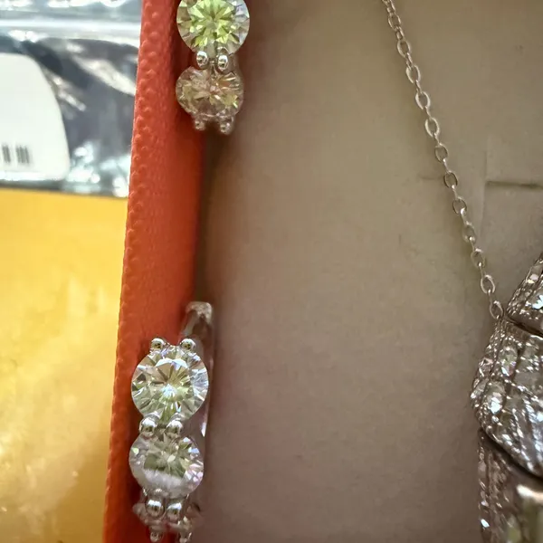 Elegant Jewelry Set with Cross Pendant - Image 6