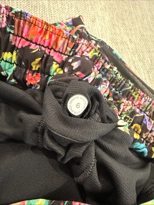 Lululemon athletic shorts hotty hot style in flowerscape pattern size 6 - Image 6