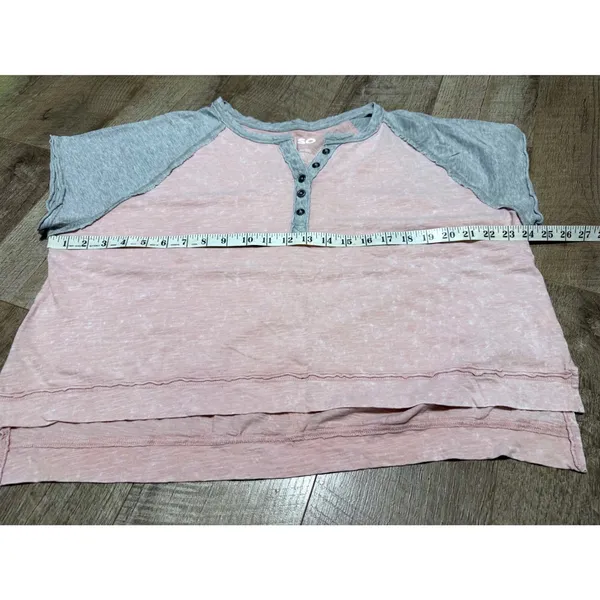 SO Women's Pink Acid Wash Raglan Henley Short Sleeve Top‎ XL Heather Gray Trim - Image 7
