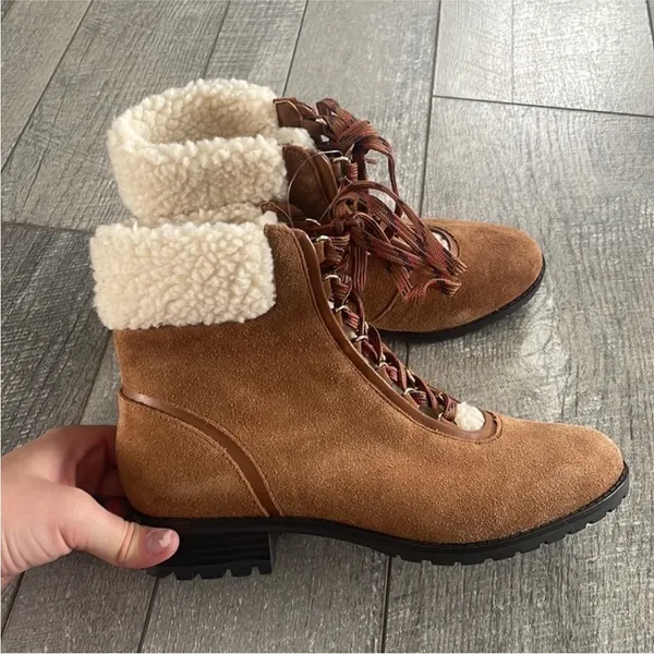 Crown & Ivy Size 7.5 Sherpa Lined Lace Up Boots. - Image 8