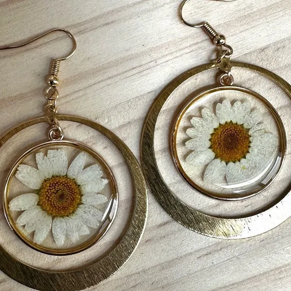 Real Pressed Daisy Resin Earrings in Gold Tone Circles - Image 4