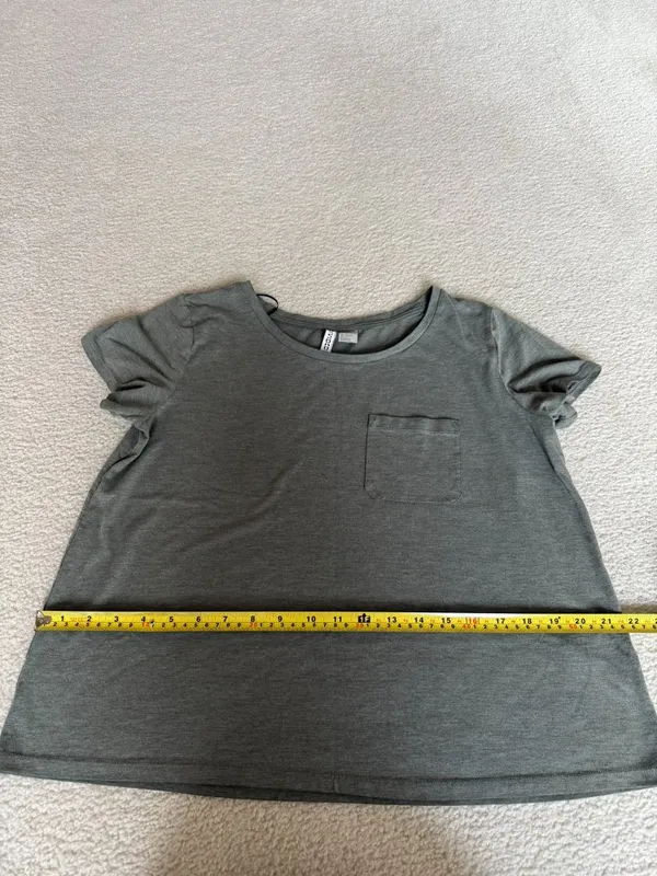 Vintage H&M Divided Basic Green Cropped Boxy Pocket Tshirt in M - Image 4