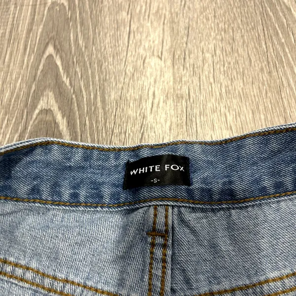 White Fox Push My Buttons Mid Blue Wash Denim Shorts NWT Size S - Image 4