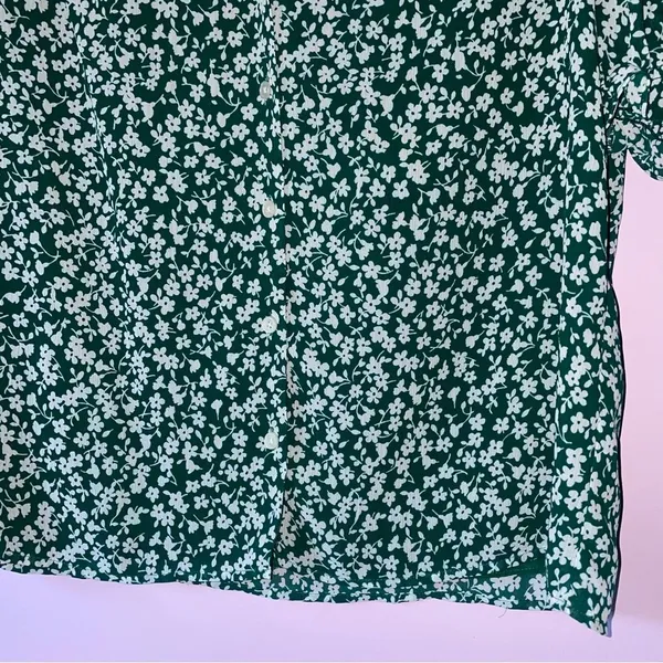 J. Crew Size M Green Ditsy Floral Top Short Sleeve Blouse - Image 3