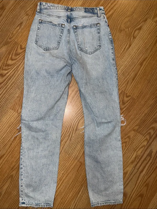 Abercrombie & Fitch the dad high rise Light Acid Wash Distressed Knee Jeans - Image 3