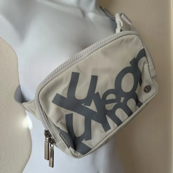 🩶  Lululemon Everywhere Belt Bag 2L — Silver Drop Bold Logo Print - Image 2