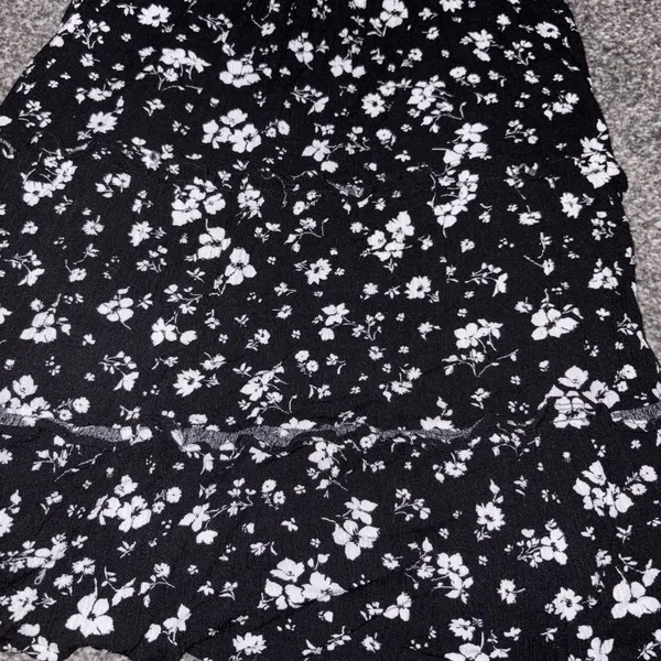 Urban Daisy Boutique Women's Floral Mini Dress Side Medium - Image 2