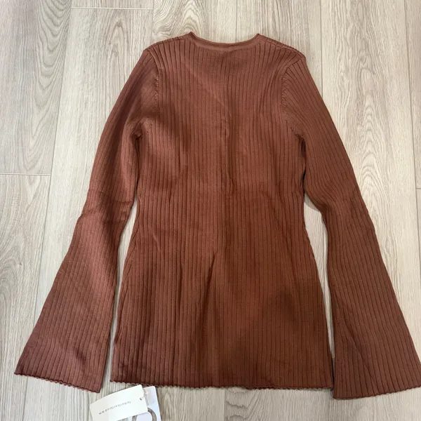 Commense Old Money Minimalist Golden Button Chocolate Brown Split Knit Top M - Image 4