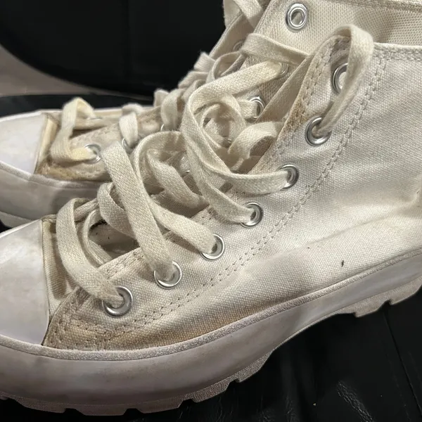 Converse High-Top Sneakers in white sneakers has some stains - Image 7