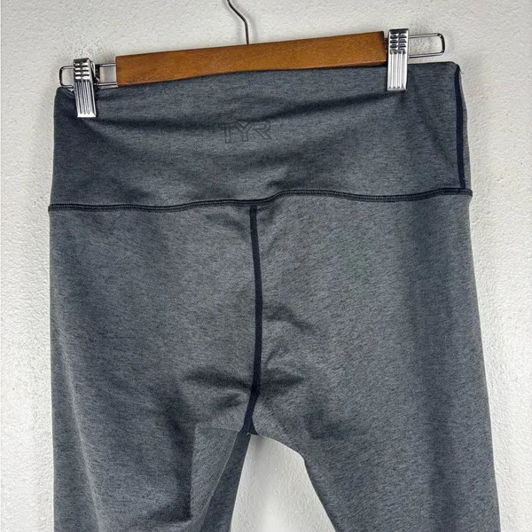 TYR Women's Medium Base Kinetic™‎ High-Rise 21" Leggings Gray Cropped Mid Calf - Image 6