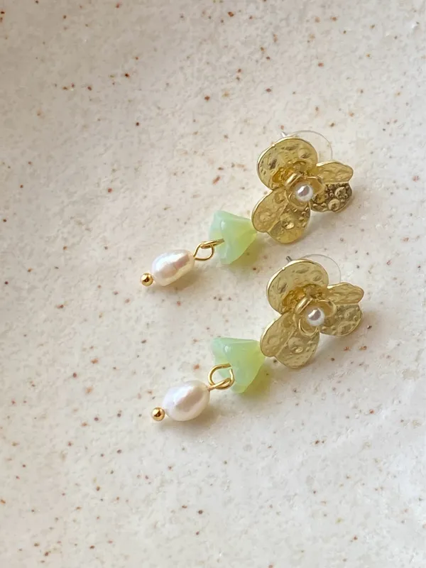 Handmade quality flower Czech glass beads & natural pearl cute fairy cottage style dangle earrings💚💐 - Image 7
