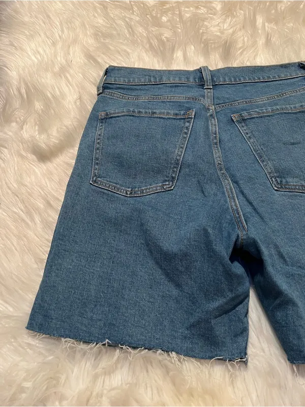 Old Navy Women's Size 8 Sky-Hi Denim Short Medium Wash Jasmine 7" Clean - Image 6