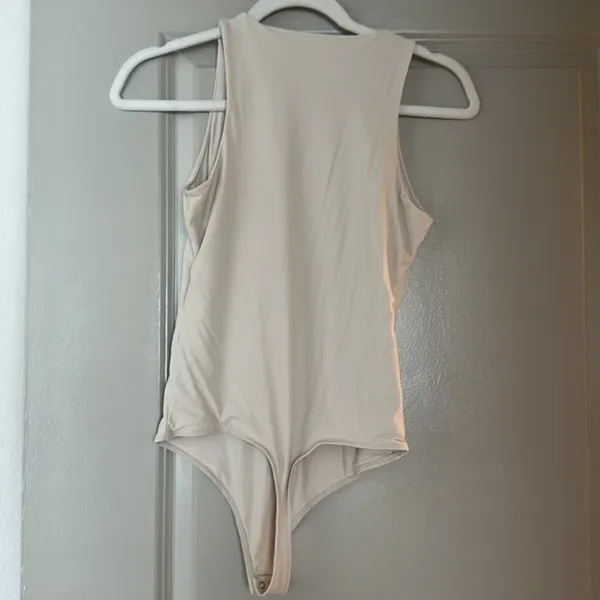 Abercrombie & Fitch Cream Sleeveless Bodysuit - Image 4