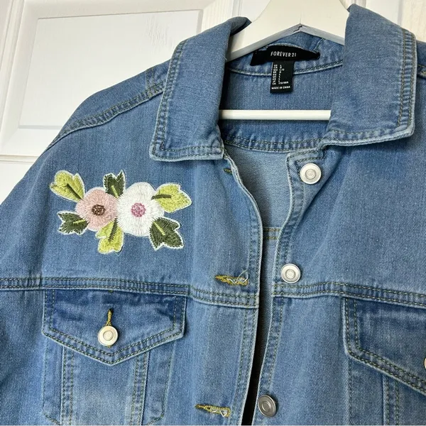 Forever 21 Denim Jean‎ Jacket Floral Embroidered Frayed Hem Oversized - Image 3