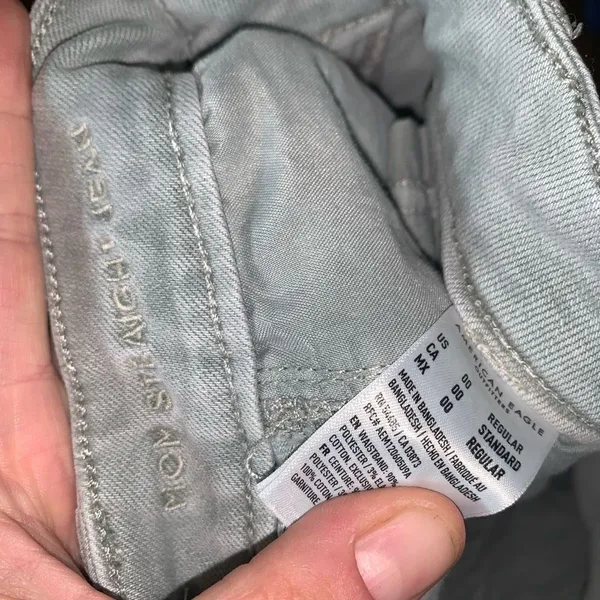 American Eagle destroyed distressed light gray Mom Straight 00 jeans - Image 2