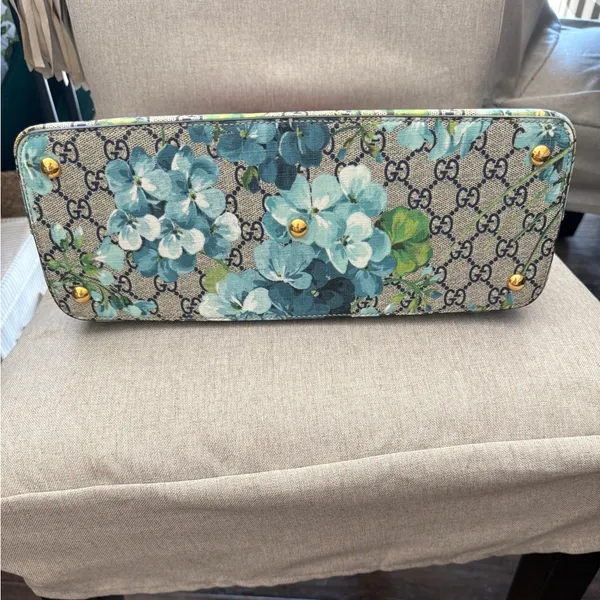 EUC Gucci GG Supreme Monogram Medium Blooms Zip Top Two Way Tote - Image 3