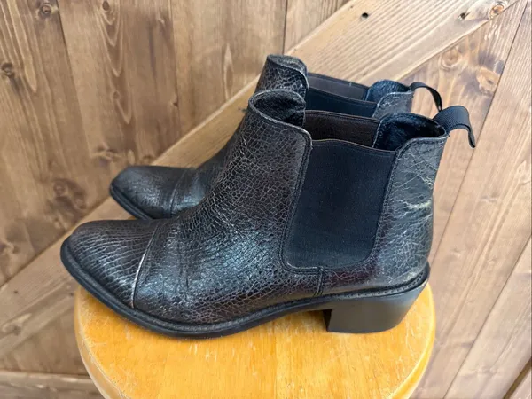 Dolce Vita Women’s Size 8.5 Black Textured Chelsea Ankle Boots - Image 3