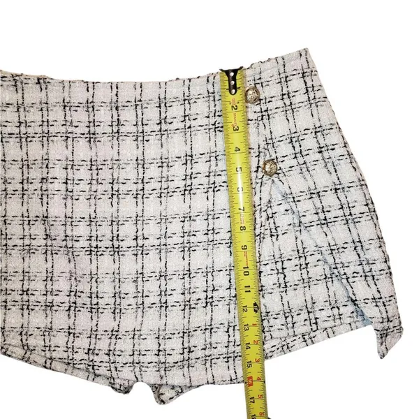 Black and white tweed plaid mini skirt with built in shorts approximate size XL - Image 8